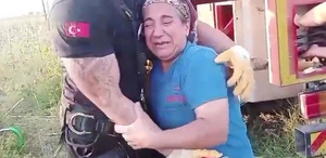 Adana’da kuyuya düşen inek itfaiye tarafından kurtarıldı