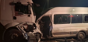 İşçi servisi ile kamyon kafa kafaya çarpıştı: 1 işçi hayatını kaybetti, 14 yaralı