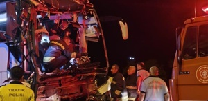 Gaziantep’te otobüsle tır çarpıştı: 2 ölü, 22 yaralı