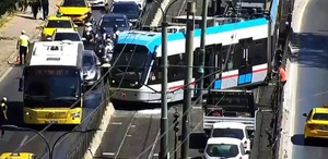 Beyoğlu’nda tramvay raydan çıktı: Yolcular tahliye edildi