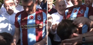 Trabzonsporlu çocuktan Özgür Özel’i kahkahaya boğan espri