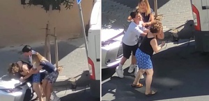 Anne ve kızları sokak ortasında birbirlerine girdi