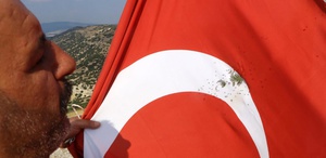 Kenti karıştıran görüntü Türk bayrağına av tüfeği ile ateş açıldı