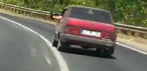Karabük’te ayağını dışarı çıkararak seyreden sürücü kamerada