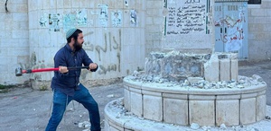 İsrailli vekil, asker korumasıyla anıtı yıktı