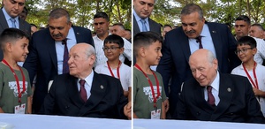 Ahlat’ta çocuklarla bir araya gelen Bahçeli’den adını öğrendiği çocuğa anlamlı nasihat