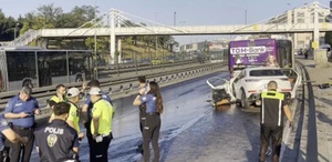 D-100’de korkunç anlar Karşıya geçerken peş peşe iki araç çarptı