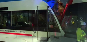 İstanbul’da iki tramvay kafa kafaya çarpıştı: 9 yaralı