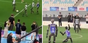 Robotlar yeşil sahaya indi Kıran kırana maç yaptı