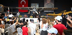 Göklerin çelik kanatları SOLOTÜRK zafer coşkusunu gençlerle paylaştı Büyük gösteriye çağrı