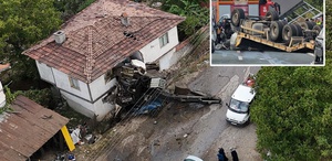 Kontrolden çıkan çekici motosiklete, savrulan iş makinesi eve çarptı: 2 ölü