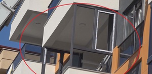 Minik çocuk balkondan dışarı bakarken beton zemine çakıldı