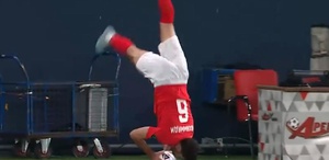 Bu adam bu sporu yapıyor Takla atarak yine asist yaptı