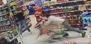 Markette silahlı düello Müşterilerin arasında kurşun yağdırdılar