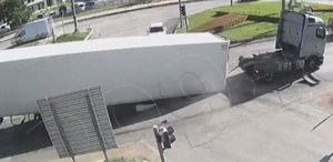 Trafikte dehşet anlar Seyir halindeki Tır’ın dorsesi yola devrildi