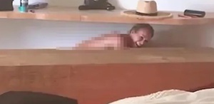 İngiliz oyuncu çıplakken eşi kamerayı açtı