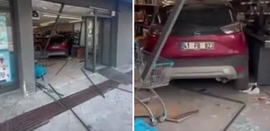 İzmit’te kontrolden çıkan otomobil markete daldı Çalışanlar ile müşteriler dehşeti yaşadı