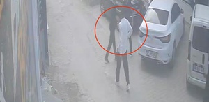 Darbedilen kadını sevgilisinin elinden kurtarmak isterken canından oluyordu