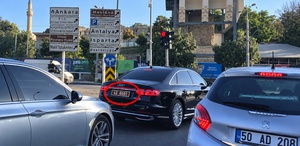 “Yetkim var” diyerek kuralı çiğnemedi Vali makam aracında kırmızı ışıkta bekledi