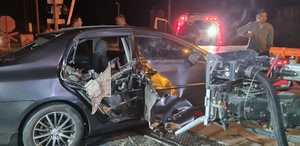 Yolcu treni hemzemin geçidinde otomobile çarptı: 5 yaralı
