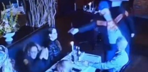 Restoranda dehşet Avukat eski eşini silahla öldürmeye çalıştı, garson üzerine atladı