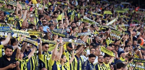 Fenerbahçe’den resmi açıklama: İsmail Kartal’a şişe atan taraftar bulundu İşte cezası
