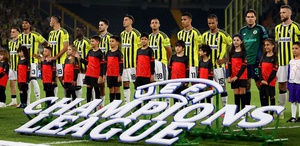 Ayakta alkışlandı Fenerbahçe taraftarı yıldız isim için ’’O olmasaydı halimiz haraptı’’ diyor