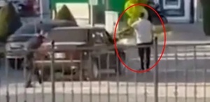 İşten çıkarılınca belediyenin önünde tabanca ve kılıçla bekledi