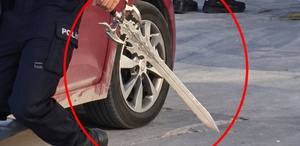 İşten çıkarılınca belediye binasını bu kılıçla bastı