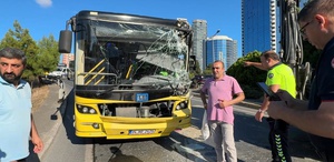 İstanbul Beşiktaş’ta İETT otobüsü ile iş makinesinin çarpışması sonucu 5 kişi yaralandı. Olay yerine polis ve sağlık ekipleri sevk edildi.