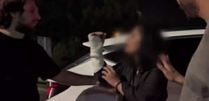 Polise direndi, gazeteciye tükürdü Trafiği birbirine katan sözde sanatçı tutuklandı