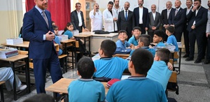 Bilal Erdoğan ilk ders zilinde öğrencilerle Çocukların tek bir isteği oldu