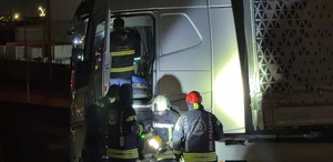 Virajı alamayan tır bariyerleri aştı Şoför kayıplara karıştı