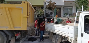 Çöp evden 1 ton atık çıktı Komşular kötü kokuya dayanamayınca ortaya çıktı