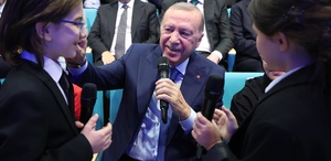 Okulların ilk gününde renkli anlar Cumhurbaşkanı Erdoğan öğrencilerle türkü söyledi