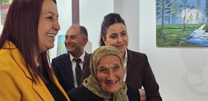 81 yaşındaki Şahinde Ermiş, televizyondan öğrendiği resim sanatını ikinci kez sergiledi