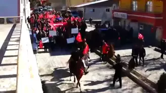 Şemsiye görüntüleriyle tartışma yaratan kaymakam için sokağa çıktılar