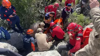 Ölümle burun buruna 24 saat! Yaşlı kadın 5 metrelik yarıkta sıkışmış halde bulundu