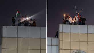 Basra da Kuveyt Konsolosluğu’na gece yarısı baskını: Öfkeli kalabalık bayrağı indirdi