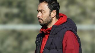 Selçuk İnan ı göreve getiren Kocaelispor milli oyuncuya imza attırıyor