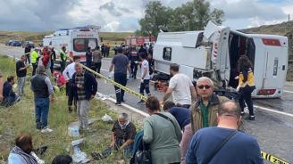 Taziye dönüşü midibüs şarampole devrildi: 2 ölü, 27 yaralı