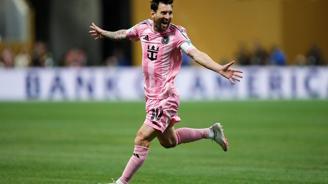 Frikikten şahane bir gol atan Messi, maç sonu FIFA kuralını bakın nasıl çiğnedi