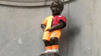 Galatasaray ın 5 yıldızlı forması 406 yıllık Manneken Pis heykeline giydirildi