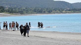 Salda Gölü nde 17 yaşındaki genç, boğulma tehlikesi geçirdi
