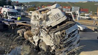 Tırın dorsesi otomobillerin üzerine düştü: 5 ölü, 1 yaralı