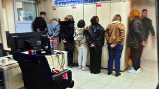 İşte polislerle dalga geçen şahısların emniyetteki görüntüsü