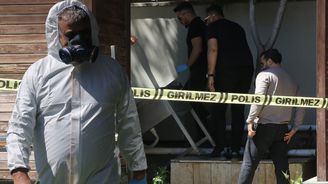 Kötü kokudan şüphelenerek baktıkları reklam panosundan tanınmayacak halde ceset çıktı