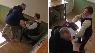 İngiltere de şok eden anlar: Sinsice yaklaştı, durduk yere bıçakla saldırdı