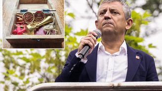Özgür Özel, genel başkanlık mührünü Süreyya Öneş Derici ye emanet etti