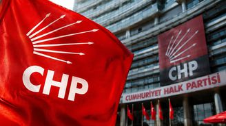 CHP’de yargı krizi derinleşiyor: 221 eski milletvekilinden kurultay çağrısı